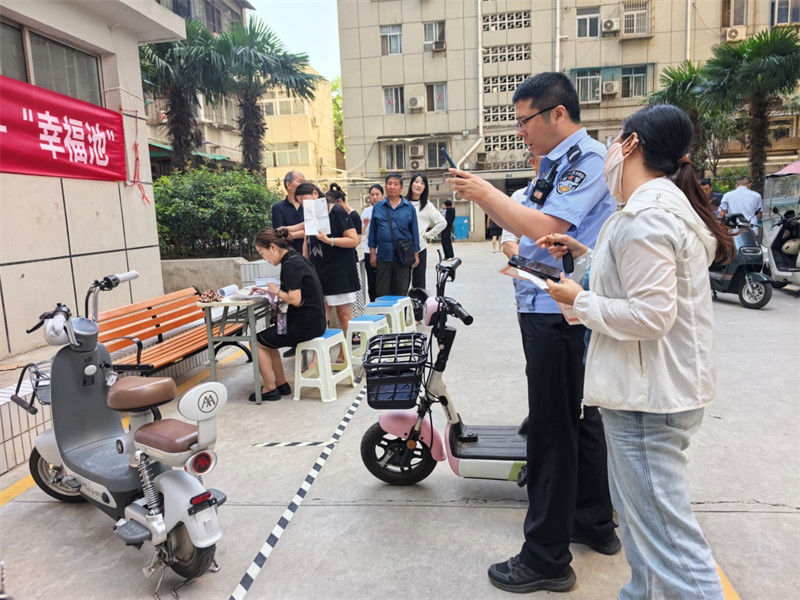 人民大廈黨委聯(lián)合西一路廣場社區(qū)開展 “電動車掛牌進(jìn)院落”便民服務(wù)活動